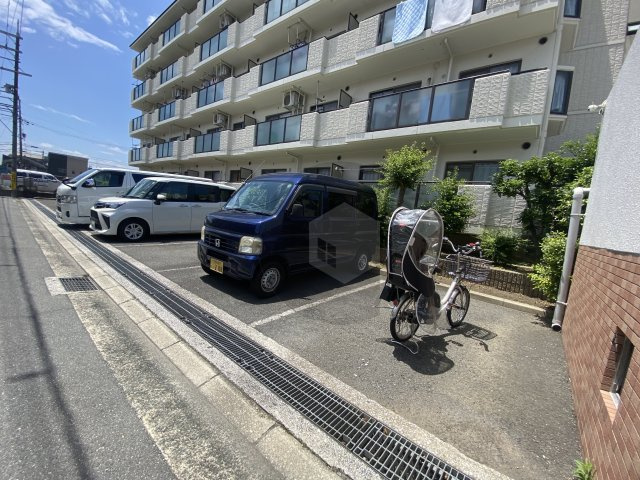 エバーグレイス森本の駐車場