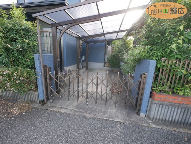 加古川市平岡町新在家　中古戸建の駐車場
