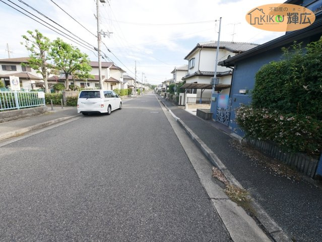 加古川市平岡町新在家　中古戸建の前面道路含む現地写真