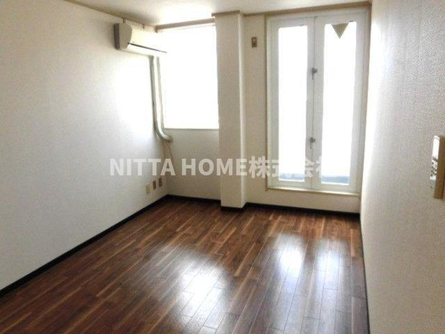 プチマンションむるぶの居間・リビング|フローリングの洋室は６帖です(*^^*)エアコン設置済み◎