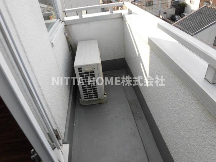 プチマンションむるぶのバルコニー|バルコニー付きで明るい日差しが差し込みますね！