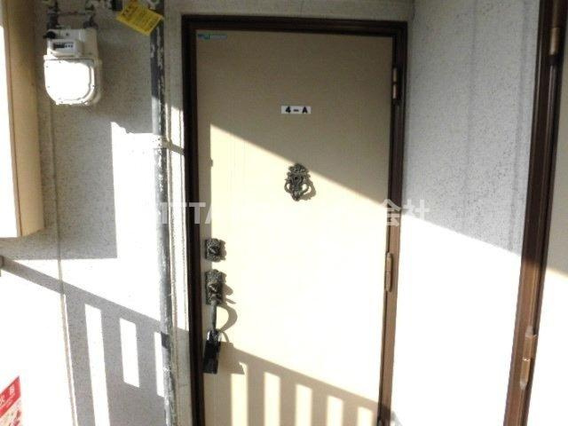 プチマンションむるぶの玄関|４階建ての最上階・角部屋です☆