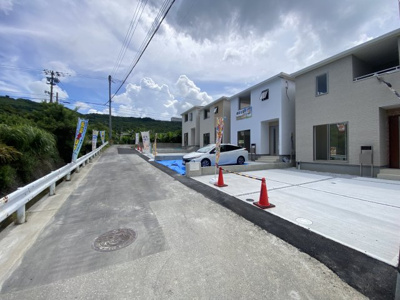 【前面道路含む現地写真】 | 南城市佐敷新里（全4棟）2号棟 | ※南東側公道4.1m～4.9m♪