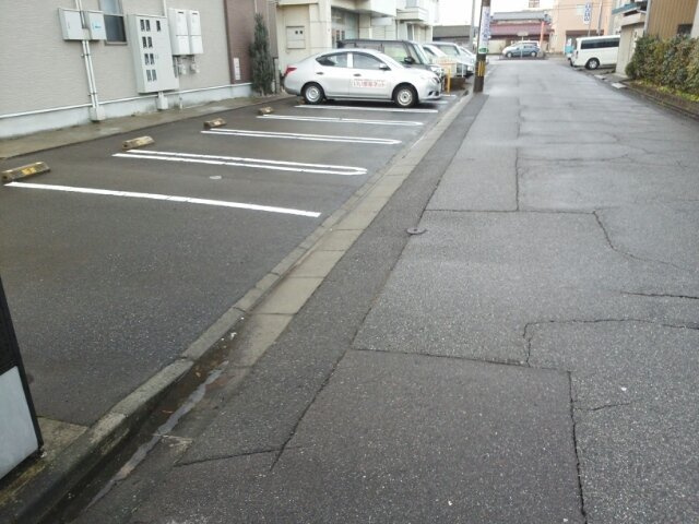 カ－サ・フィオ－レの駐車場