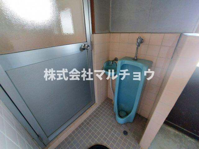 上万呂中古建てのトイレ|ゆったりとした空間のトイレです