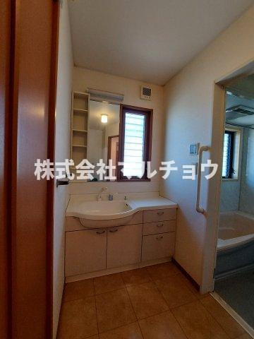 上万呂中古建ての独立洗面台|朝の支度にも助かる、独立の洗髪洗面化粧台