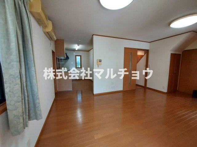 上万呂中古建ての居間・リビング|こちらのリビングで趣味の時間をお楽しみください