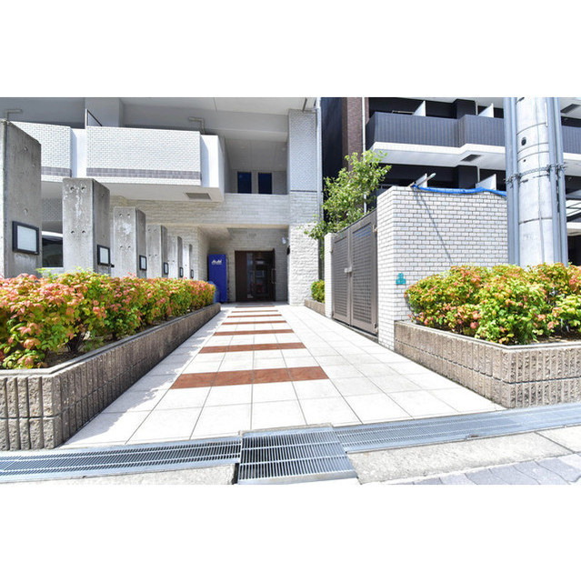 ルクレ新大阪レジデンスのエントランス