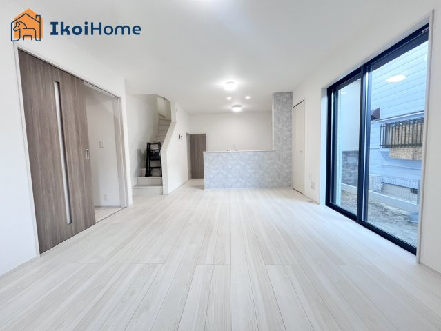 明石市大久保町西島　新築戸建　の居間・リビング|【ホームページに現地動画掲載中】●年中無休：当日予約可●南西向きリビング16.12帖！2面採光！