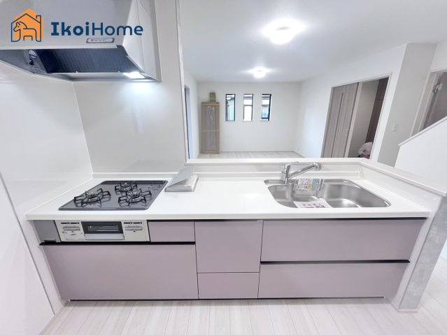 明石市大久保町西島　新築戸建　のキッチン|【ホームページに現地動画掲載中】●年中無休：当日予約可●人気の対面式のキッチンで明るい！