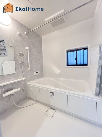 明石市大久保町西島　新築戸建　の浴室|【ホームページに現地動画掲載中】●年中無休：当日予約可●浴槽は広く足を伸ばせます！