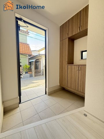 明石市大久保町西島　新築戸建　の玄関|【ホームページに現地動画掲載中】●年中無休：当日予約可●コの字型の大型靴箱がございます！