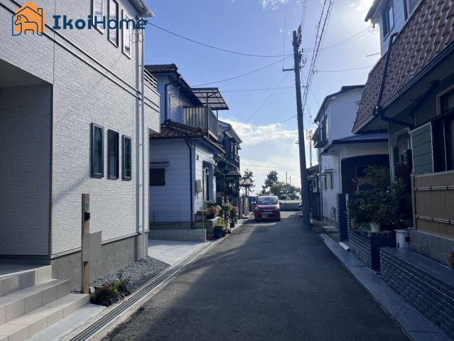 明石市大久保町西島　新築戸建　の前面道路含む現地写真|【ホームページに現地動画掲載中】●年中無休：当日予約可●前面道路は幅員約４mです。交通量少なく安心！