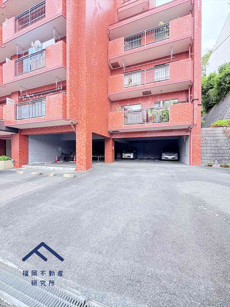 平尾パインマンションの駐車場