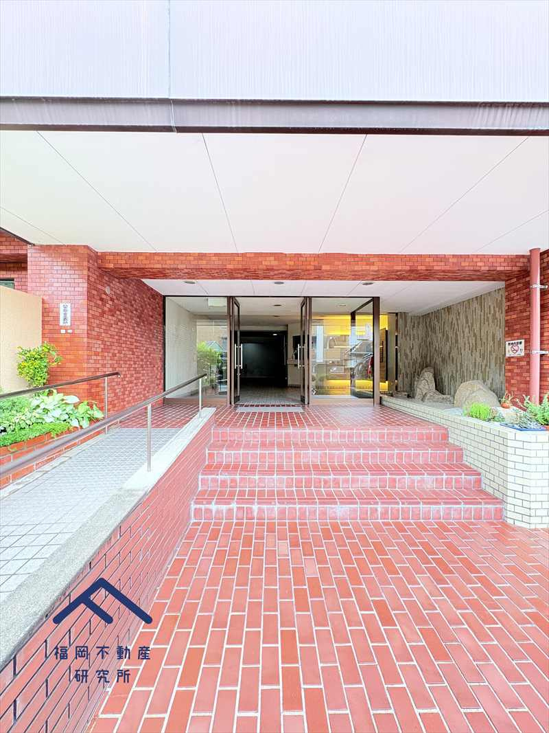 平尾パインマンションのエントランス