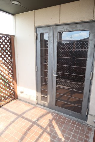 野洲市小篠原　中古戸建の玄関