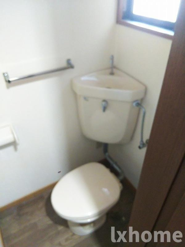 鮎川貸家のトイレ|ゆったりとした空間のトイレです