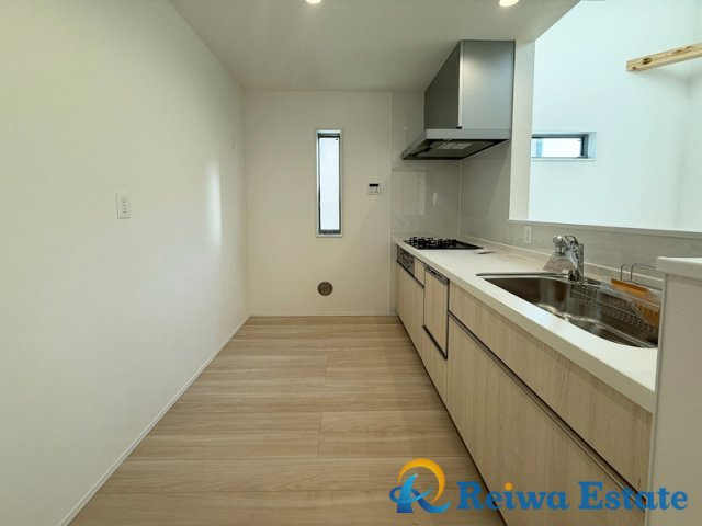 新築戸建　茅ヶ崎市小和田1丁目のキッチン|開放的な対面式キッチンは、リビングとの一体感が魅力。家族とのコミュニケーションが自然に生まれ、住まい全体の居心地を高めます。