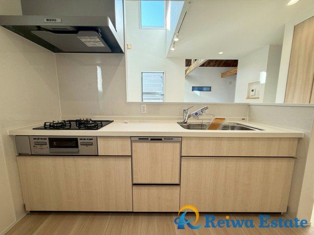 新築戸建　茅ヶ崎市小和田1丁目のキッチン|手元が見えにくい設計で生活感を抑えつつ、家族の様子を見守れる対面式キッチン。家事動線が整い、毎日の料理がより快適になります。