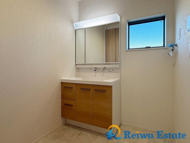 新築戸建　茅ヶ崎市小和田1丁目の独立洗面台|3面鏡の裏にたっぷり収納でき、洗面台まわりがすっきり片付く設計。身支度がしやすく、毎日の暮らしが快適になります。