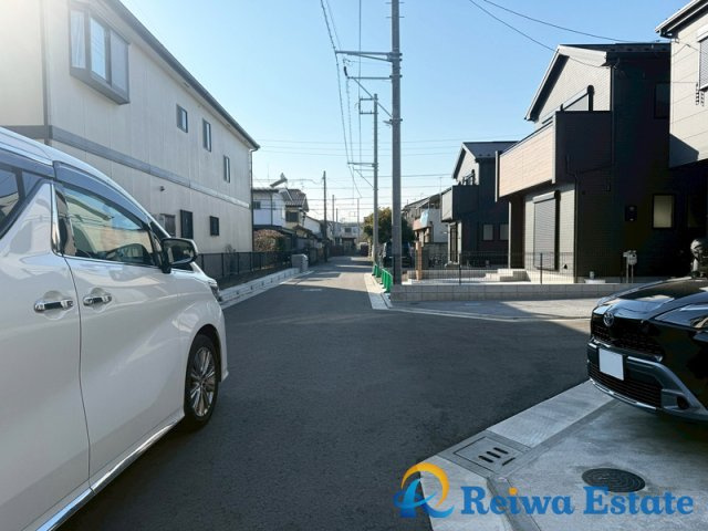 新築戸建　茅ヶ崎市小和田1丁目の前面道路含む現地写真