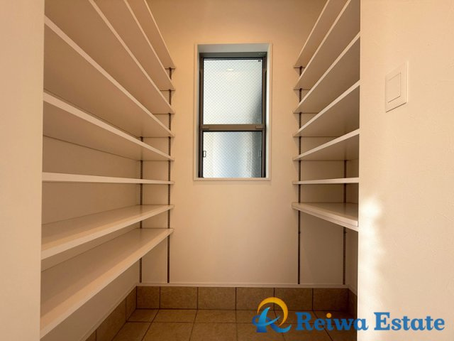 新築戸建　茅ヶ崎市小和田1丁目の収納|靴やアウトドア用品をすっきり収納でき、玄関が広く使える便利なスペース。動線も良く、毎日の出入りが快適になります。