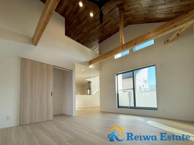 新築戸建　茅ヶ崎市小和田1丁目の居間・リビング|約19.4帖のゆとりあるLDKに吹抜けの開放感が調和し、どこにいても光と風を感じられる快適な住まいを演出します。