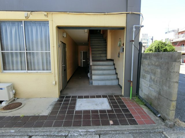 売アパート（収益物件）の玄関