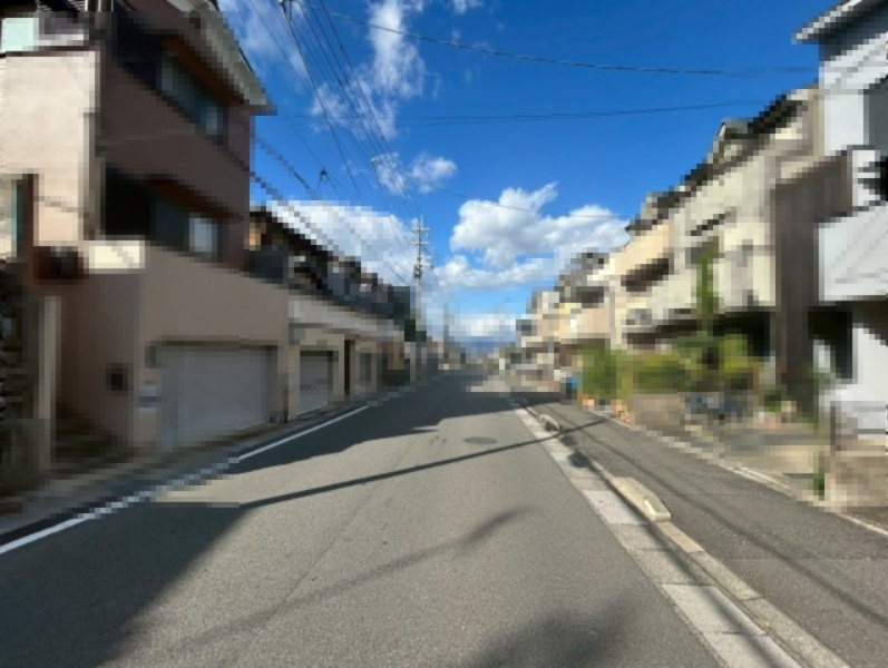 向日市寺戸町中野の前面道路含む現地写真|擁壁のある土地です！