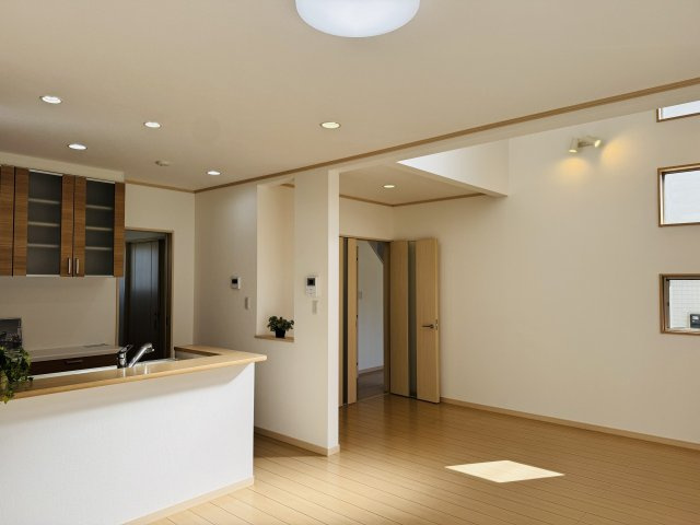 八王子市　大谷町　中古戸建ての居間・リビング|～19.5帖の明るいLDKで、家族団欒の時間をお過ごしいただけます～