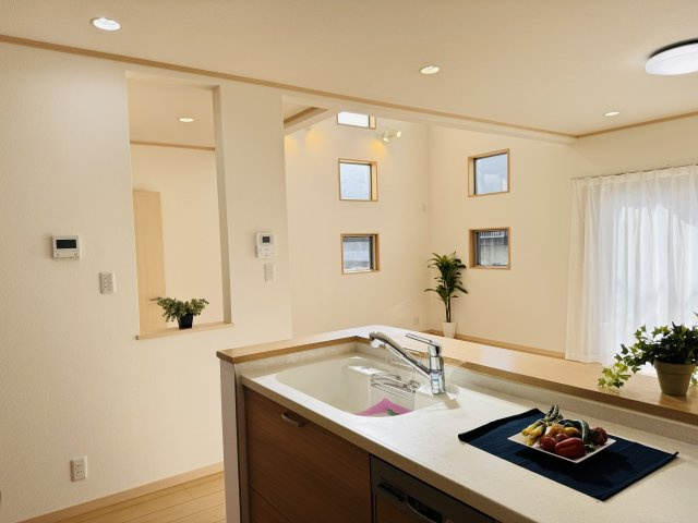 八王子市　大谷町　中古戸建てのキッチン|～リビング側の家族とコミュニケーションをとりやすいキッチンです～