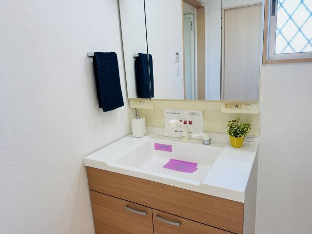 八王子市　大谷町　中古戸建ての独立洗面台|～３面鏡付きの独立洗面台　細々している物をスッキリ収納出来ます～