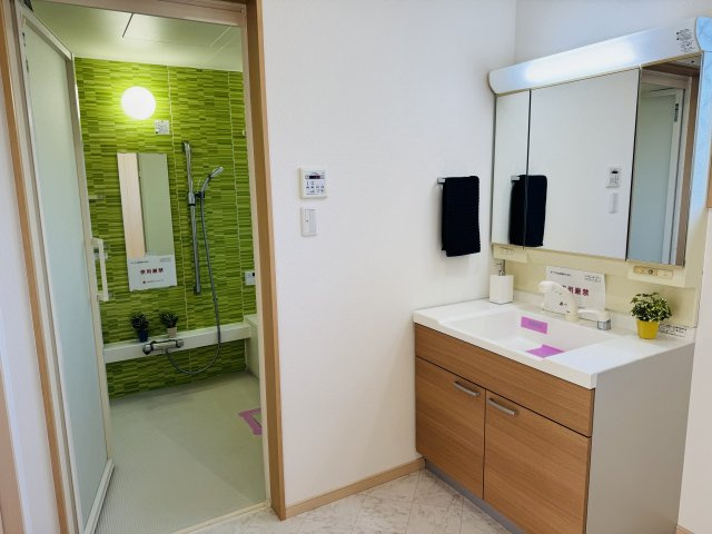 八王子市　大谷町　中古戸建ての脱衣所|～窓付きで明るい洗面所　換気もしやすいです～