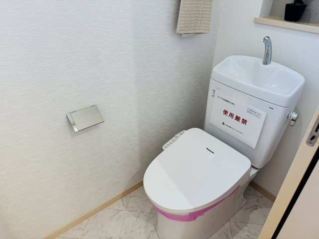 八王子市　大谷町　中古戸建てのトイレ|～暖房温水洗浄機能付きトイレ、温水洗浄便座交換済　冬場は特に嬉しい機能ですね～