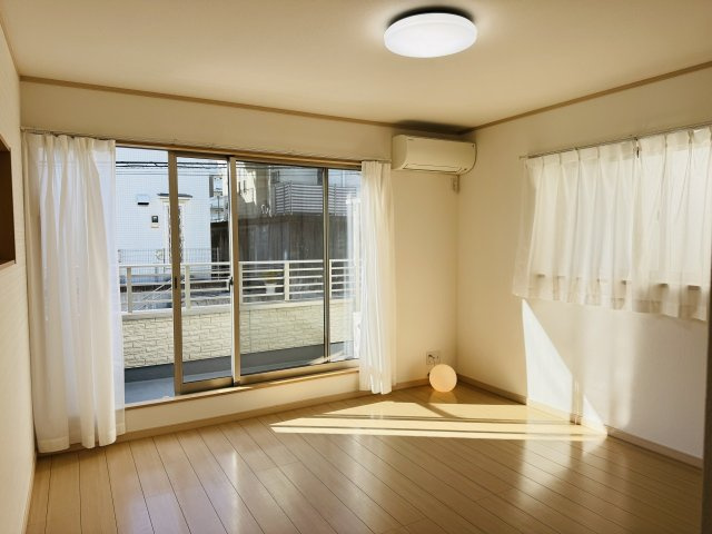 八王子市　大谷町　中古戸建ての寝室|～2階8.7帖の主寝室～