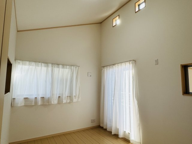 八王子市　大谷町　中古戸建ての子供部屋|～2階6.0帖の洋室　勾配天井により開放感のあるお部屋です～