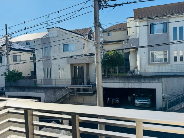 八王子市　大谷町　中古戸建ての展望|～バルコニー前面は6ｍ道路につき陽当たりも良好です～