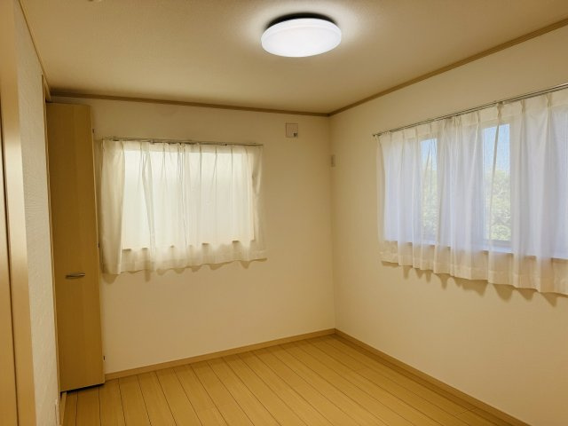 八王子市　大谷町　中古戸建ての洋室|～2階6.0帖の洋室　2面採光で明るく風通しの良いお部屋です～