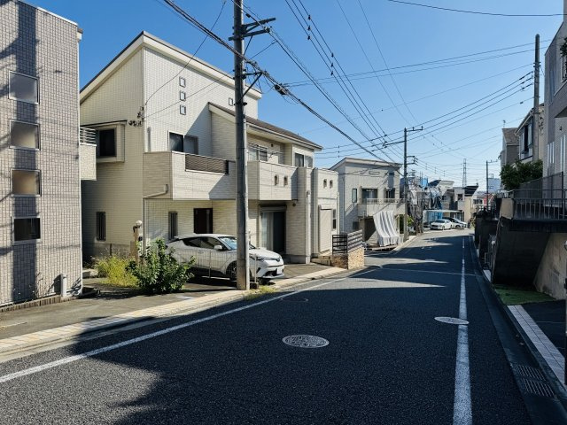 八王子市　大谷町　中古戸建ての前面道路含む現地写真|～南6ｍ道路に面しているため陽当たり良好、駐車もしやすいです～

