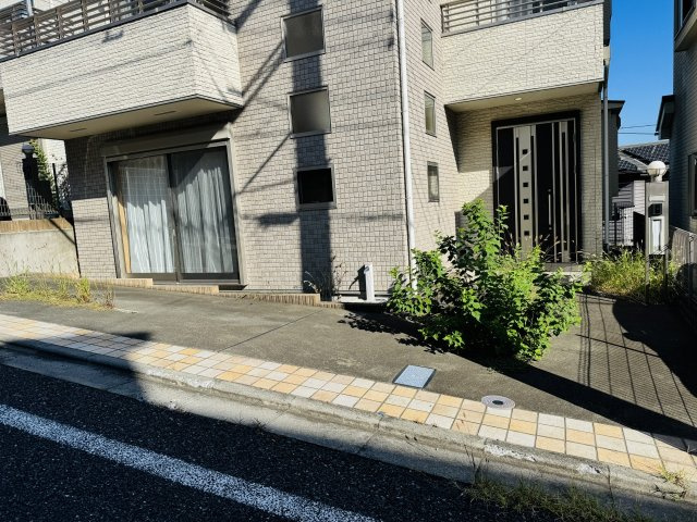 八王子市　大谷町　中古戸建ての駐車場|～L字型に2台駐車可能カースペース付き～