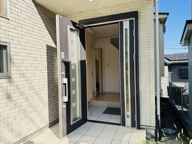 八王子市　大谷町　中古戸建ての玄関|～玄関は安心のWロックキー　大型家具も搬入しやすい親子扉～