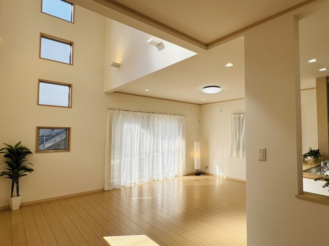 八王子市　大谷町　中古戸建ての居間・リビング|～19.5帖の明るいLDKで、家族団欒の時間をお過ごしいただけます～