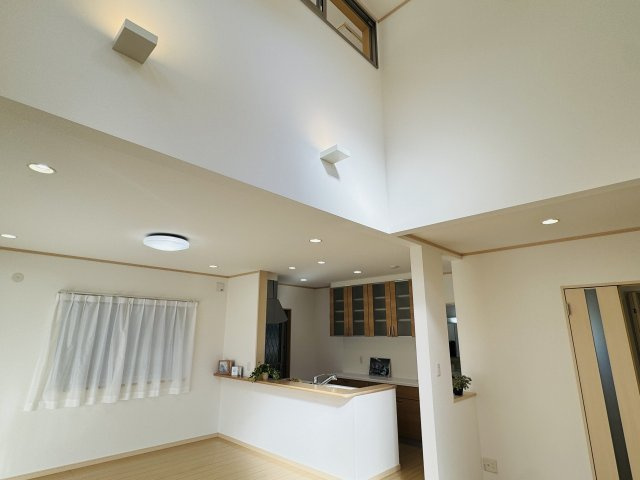 八王子市　大谷町　中古戸建ての内装|～リビングダイニング吹き抜けにより、開放感のある空間です～