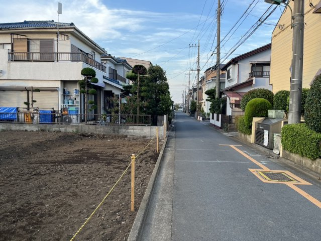 売地　朝霞市膝折町　1区画の前面道路含む現地写真