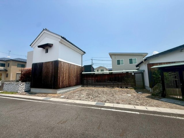 守山市木浜町　中古戸建ての前面道路含む現地写真