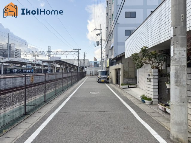 明石市大久保町駅前1丁目　中古戸建の前面道路含む現地写真|●年中無休：当日予約可●前面道路は南西側幅員約5mでゆったりしております！