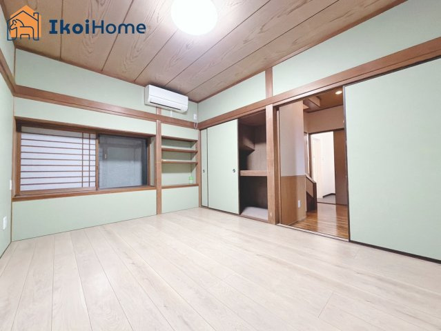 明石市大久保町駅前1丁目　中古戸建の前面道路含む現地写真|前面道路は南西側4.9ｍ幅でゆったりしております。駐車がし易く、車の対面のすれ違いも楽にできます。
