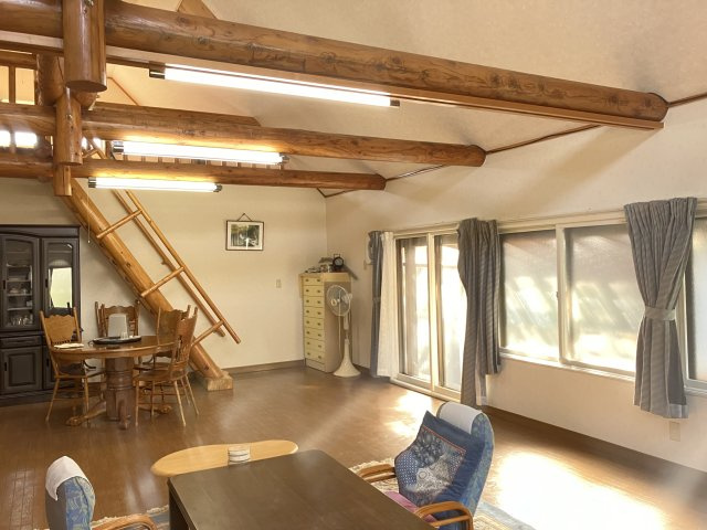 温泉と大自然が待つ、奥春別の憧れ別荘♪の居間・リビング|明るく開放的な吹き抜けと、木の梁が印象的◎