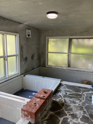 温泉と大自然が待つ、奥春別の憧れ別荘♪の浴室|大きな窓で明るく浴槽が３つあります◎