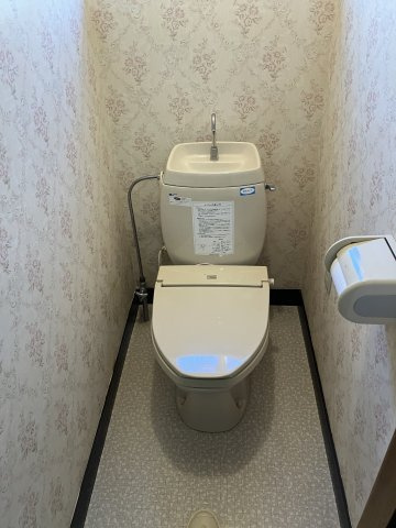 温泉と大自然が待つ、奥春別の憧れ別荘♪のトイレ|花柄の壁紙が心地よい、清潔感のある空間。